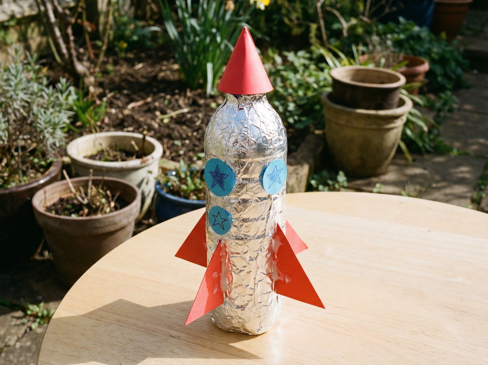 Поделка ракета из пластиковой бутылки и фольги