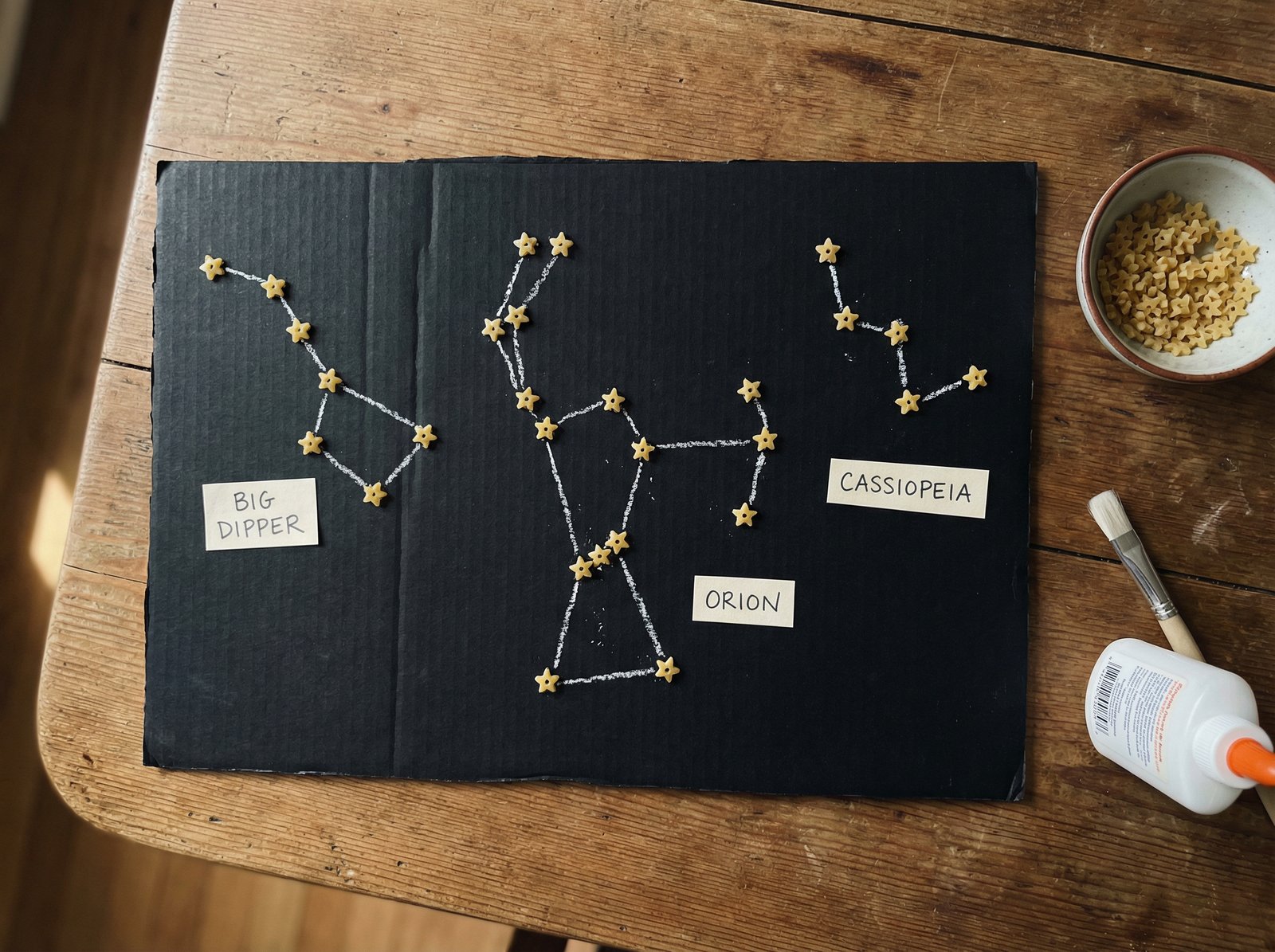 Созвездия из макарон звездочек поделка для детей