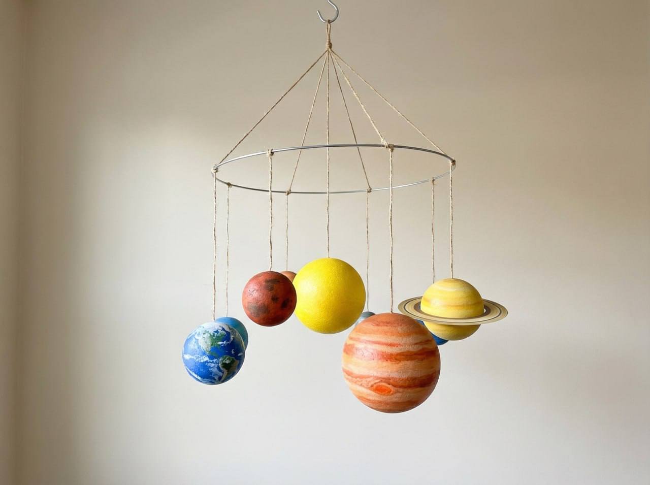 Мобиль Солнечная система из пенопластовых шариков планеты